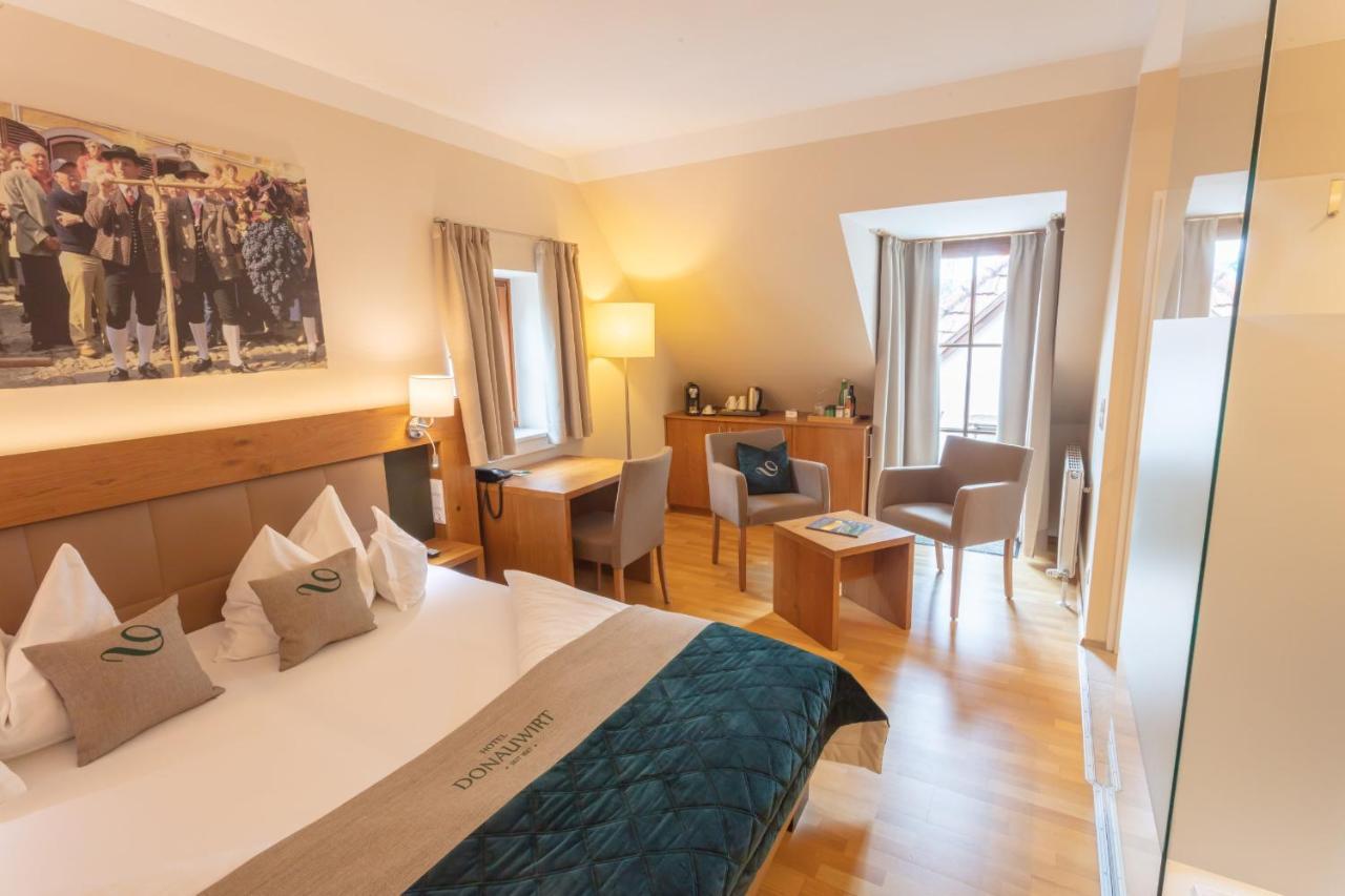 Donauwirt - Hotel Garni ไวส์เซินเคียร์เชิน อินแดร์ วาคเอา ภายนอก รูปภาพ