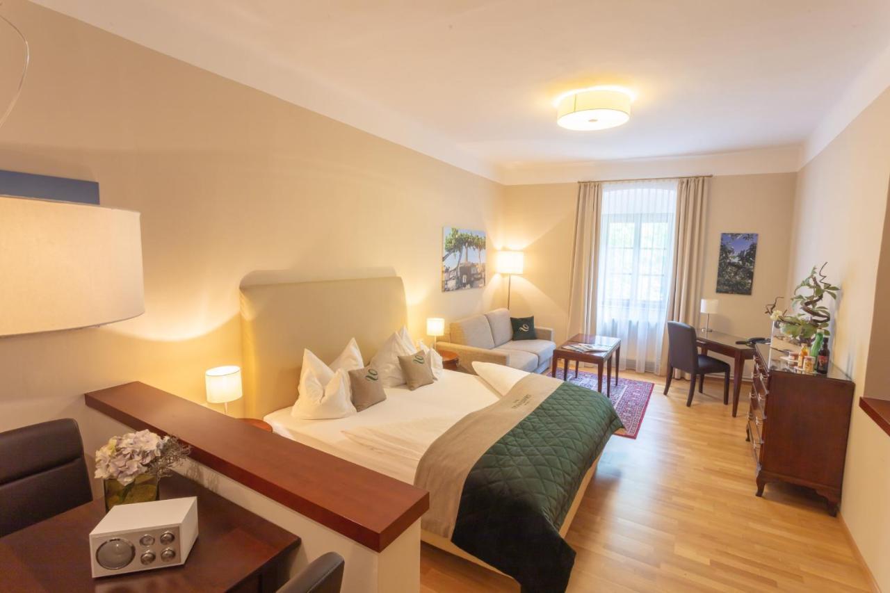 Donauwirt - Hotel Garni ไวส์เซินเคียร์เชิน อินแดร์ วาคเอา ภายนอก รูปภาพ