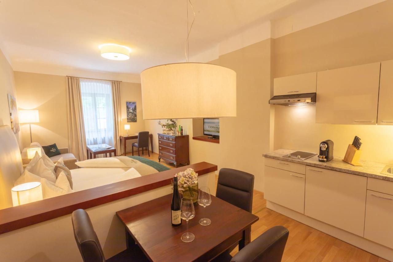 Donauwirt - Hotel Garni ไวส์เซินเคียร์เชิน อินแดร์ วาคเอา ภายนอก รูปภาพ