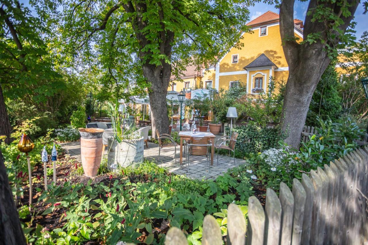 Donauwirt - Hotel Garni ไวส์เซินเคียร์เชิน อินแดร์ วาคเอา ภายนอก รูปภาพ
