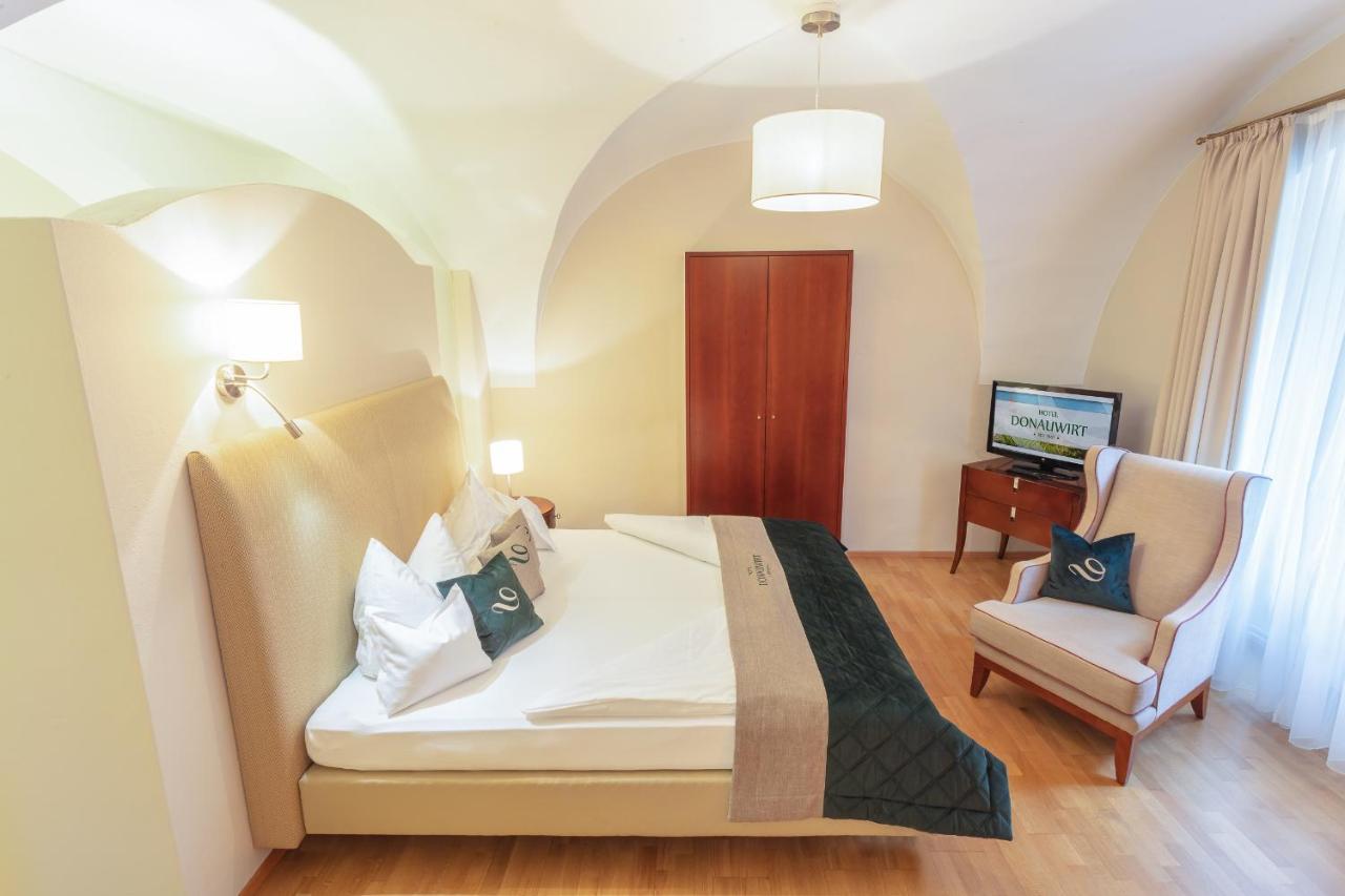 Donauwirt - Hotel Garni ไวส์เซินเคียร์เชิน อินแดร์ วาคเอา ภายนอก รูปภาพ