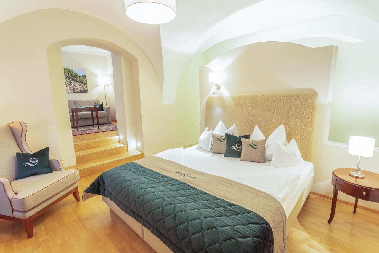 Donauwirt - Hotel Garni ไวส์เซินเคียร์เชิน อินแดร์ วาคเอา ภายนอก รูปภาพ