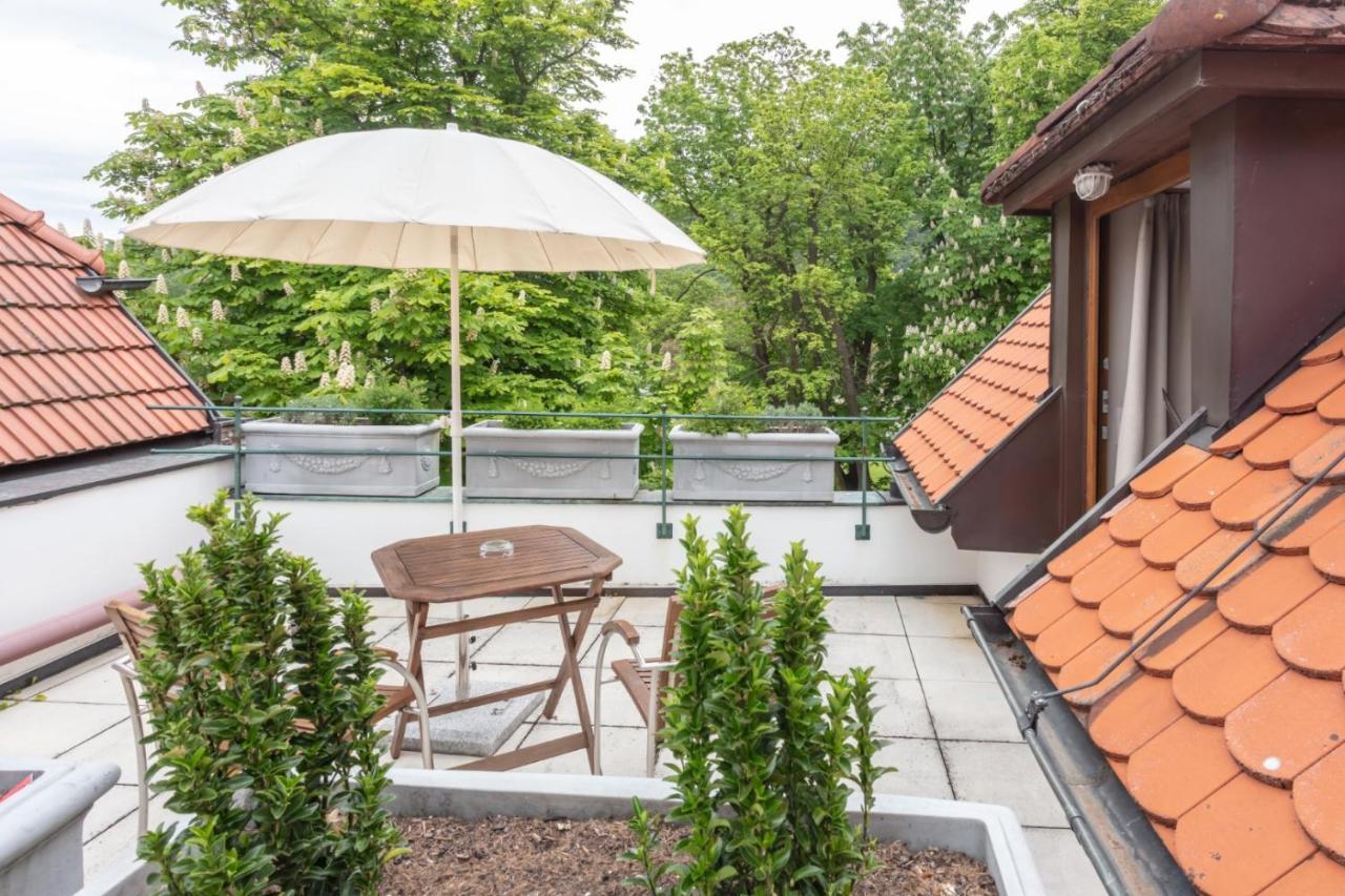 Donauwirt - Hotel Garni ไวส์เซินเคียร์เชิน อินแดร์ วาคเอา ภายนอก รูปภาพ