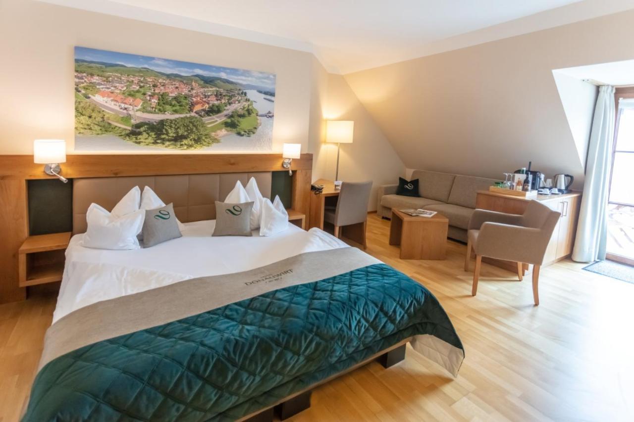 Donauwirt - Hotel Garni ไวส์เซินเคียร์เชิน อินแดร์ วาคเอา ภายนอก รูปภาพ