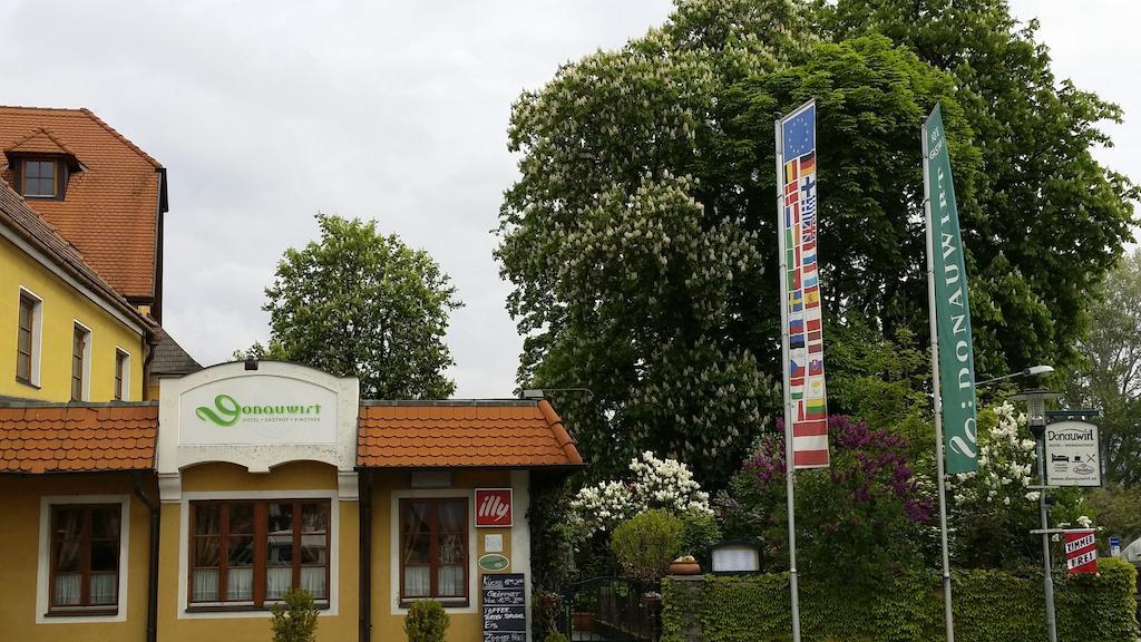Donauwirt - Hotel Garni ไวส์เซินเคียร์เชิน อินแดร์ วาคเอา ภายนอก รูปภาพ