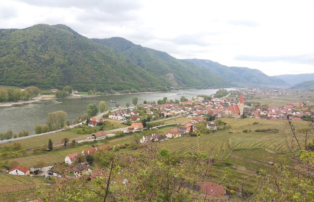 Donauwirt - Hotel Garni ไวส์เซินเคียร์เชิน อินแดร์ วาคเอา ภายนอก รูปภาพ