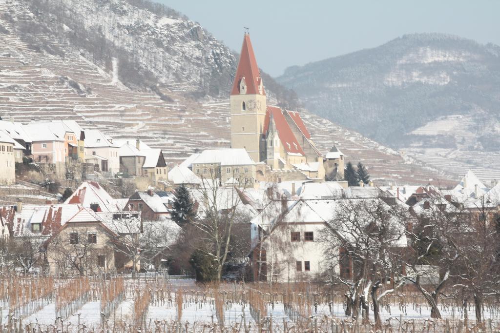 Donauwirt - Hotel Garni ไวส์เซินเคียร์เชิน อินแดร์ วาคเอา ภายนอก รูปภาพ