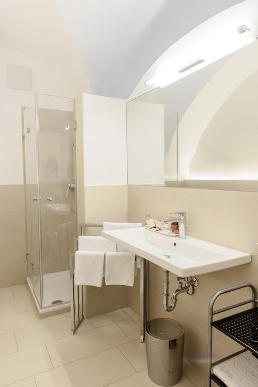 Donauwirt - Hotel Garni ไวส์เซินเคียร์เชิน อินแดร์ วาคเอา ภายนอก รูปภาพ