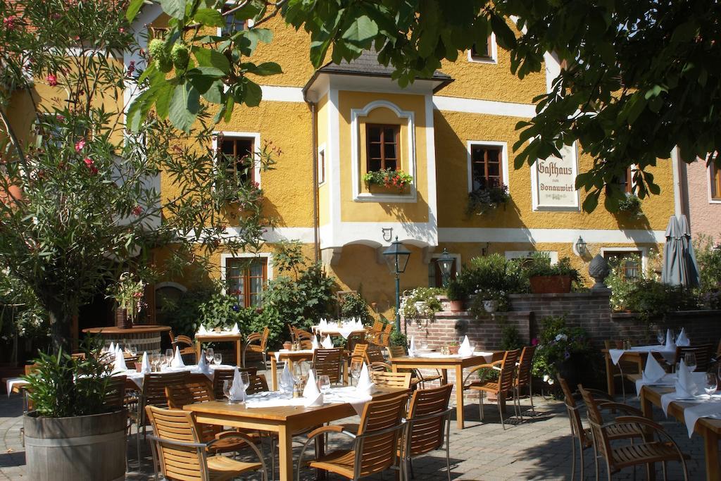 Donauwirt - Hotel Garni ไวส์เซินเคียร์เชิน อินแดร์ วาคเอา ภายนอก รูปภาพ